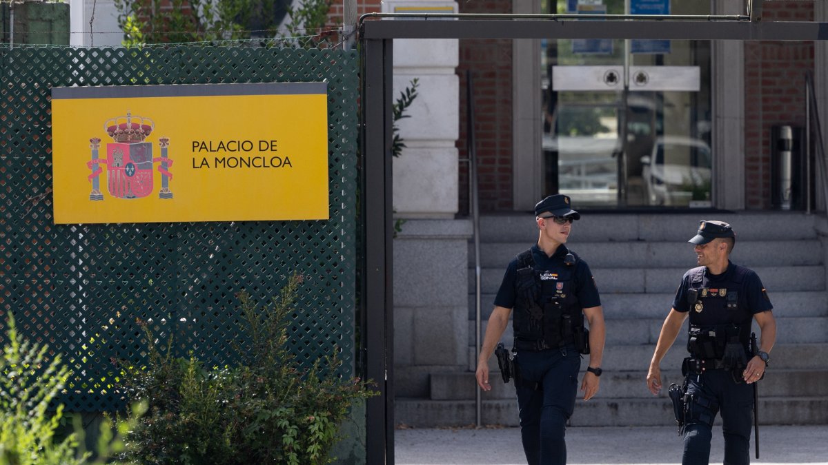 Agentes de Policía a su salida del Palacio de La Moncloa