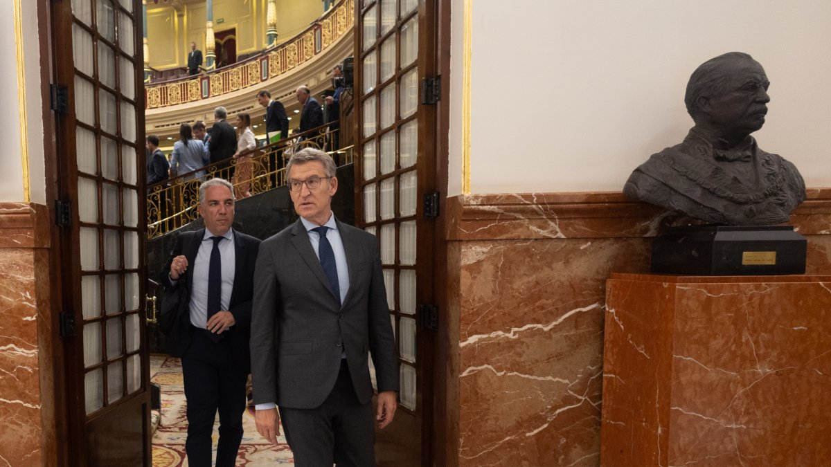 Archivo - El vicesecretario de Coordinación Autonómica y Local del PP, Elías Bendodo (i), y el presidente del Partido Popular, Alberto Núñez Feijóo (d), durante una sesión plenaria, en el Congreso de los Diputados, a 27 de junio de 2024. (Foto de archivo).