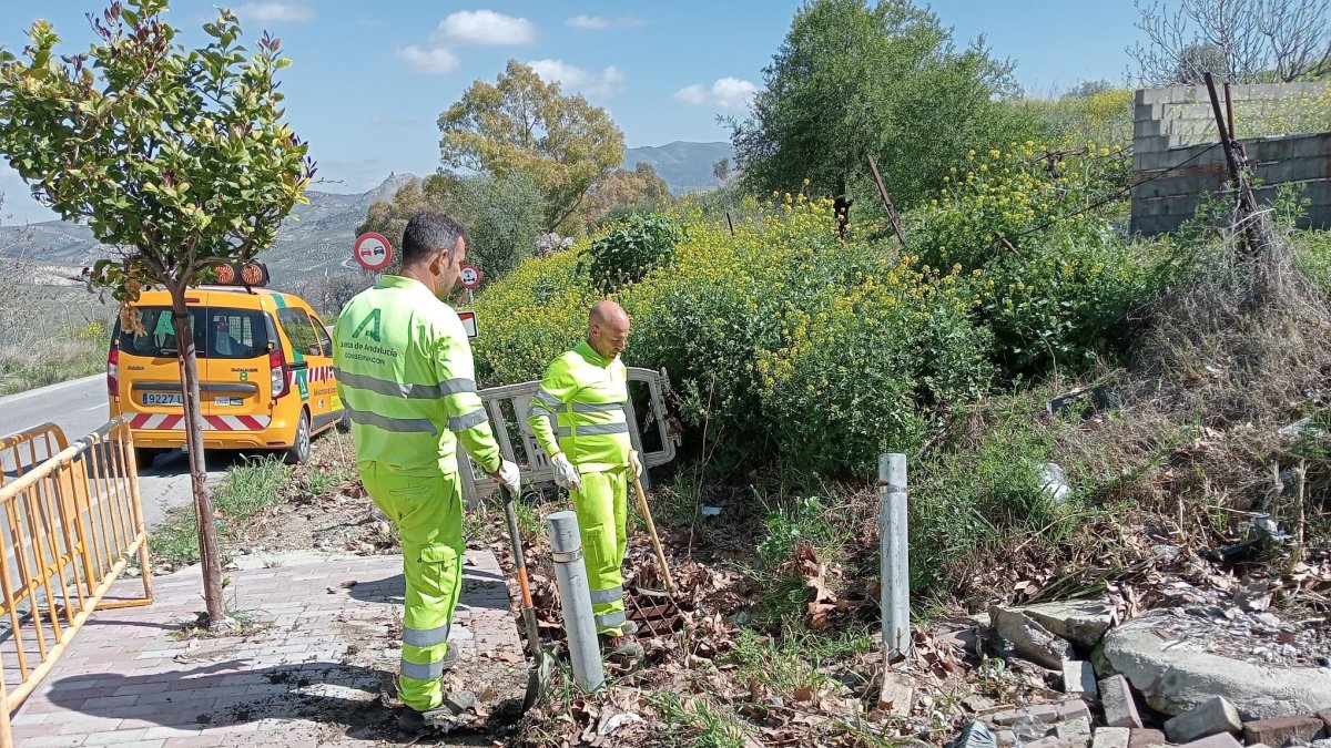 Labores de conservación de carreteras en Cádiz.