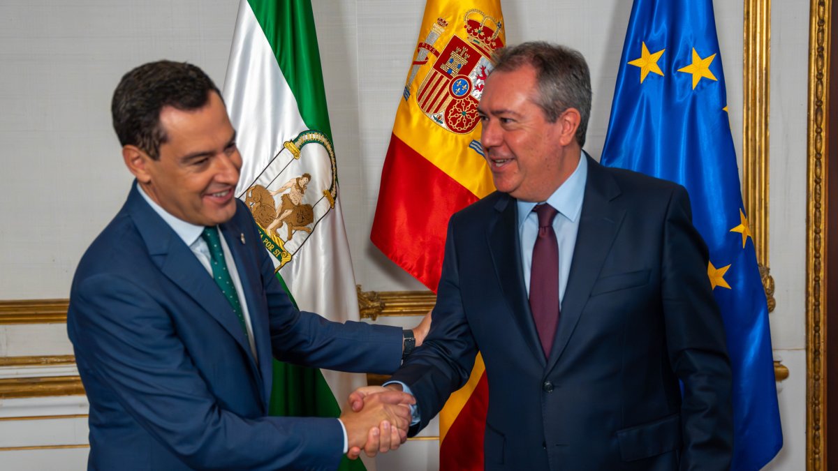 El presidente de la Junta de Andalucía, Juanma Moreno, con el el secretario general del PSOE-A, Juan Espadas, en una imagen de archivo en San Telmo, Sevilla.