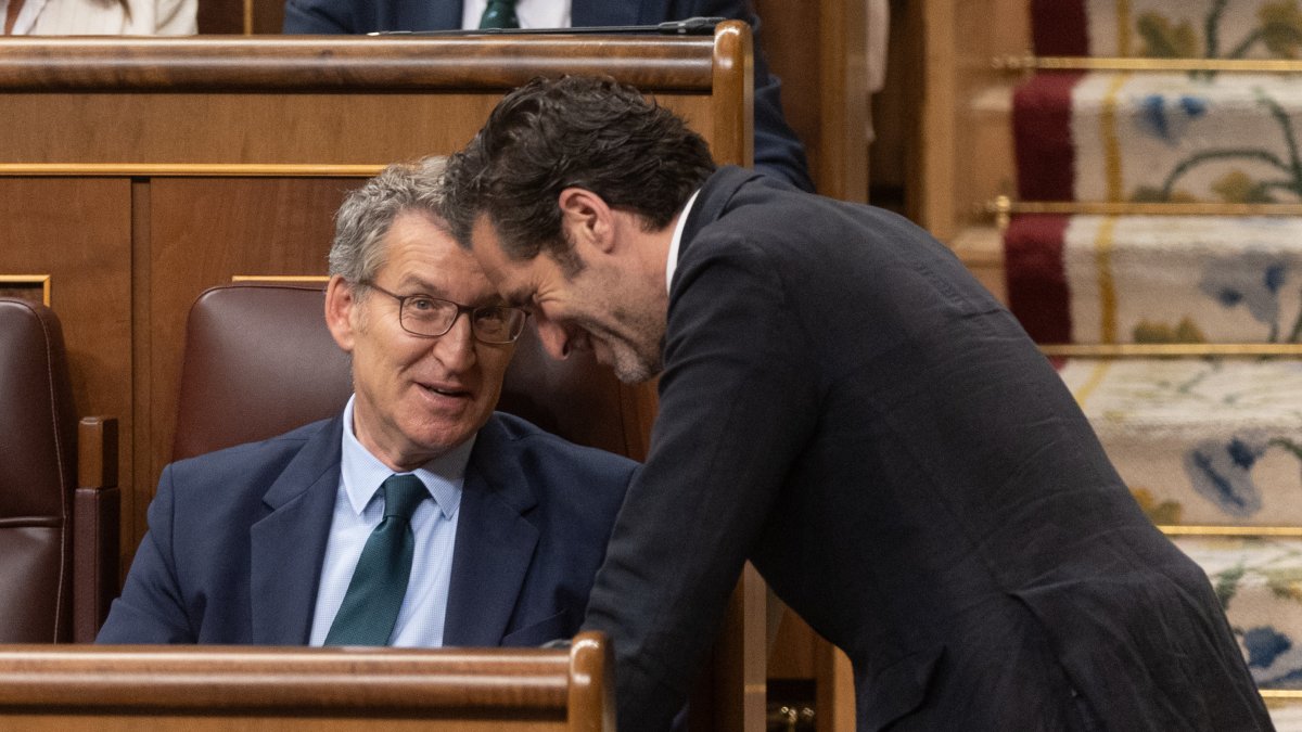 El presidente del PP, Alberto Núñez Feijóo y el portavoz del partido, Borja Sémper, charlan durante una sesión en el Congreso.