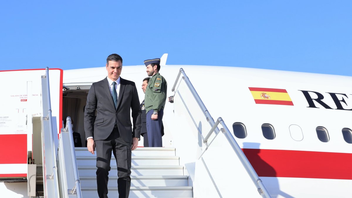 Pedro Sánchez bajando del Falcon.