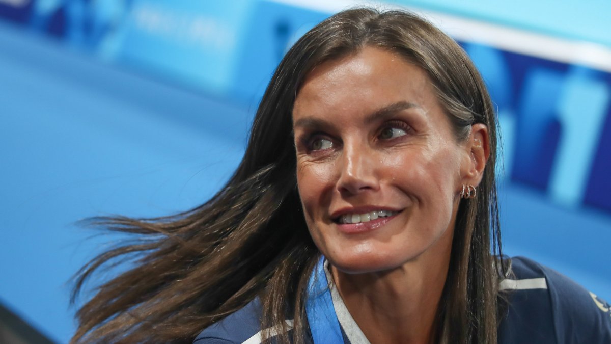 Estando la Reina Letizia en Paris para apoyar al equipo paralímpico español fue posible la foto del Rey Felipe junto a su hermana Cristina en coche.