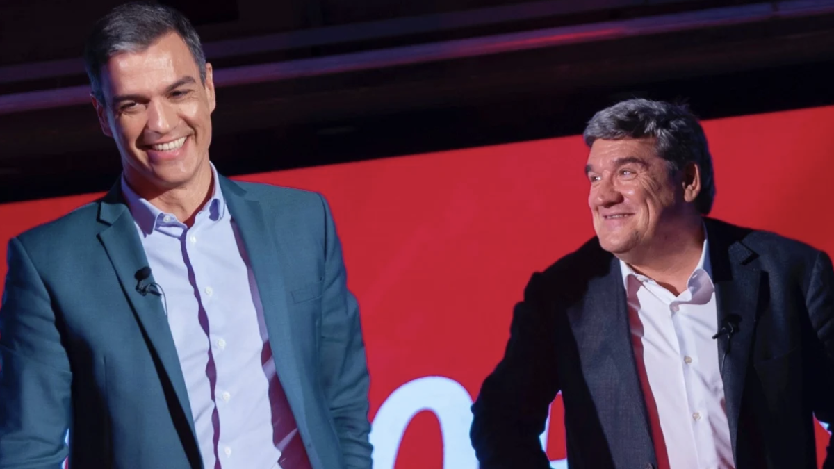 Pedro Sánchez junto al ministro José Luis Escrivá