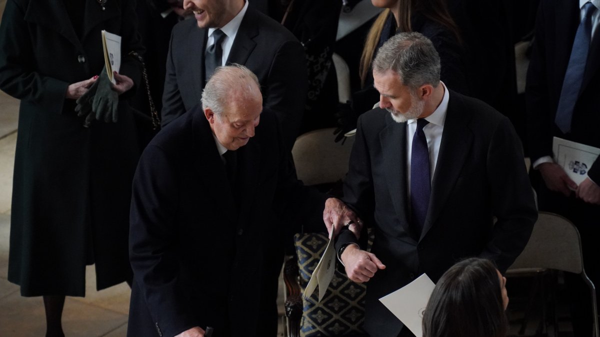 Don Juan Carlos of Spain y el ReyFelipe durante el funeral de Constantino de Grecia.