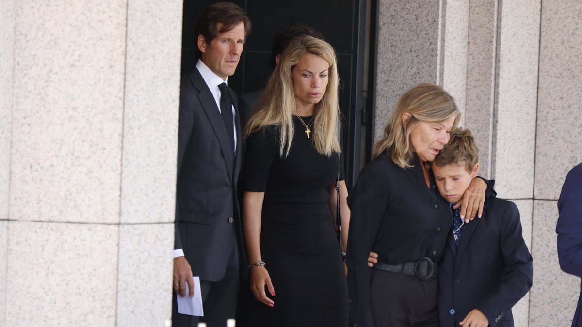 Cari Lapique, Carla Goyanes y Jorge Benguria con su hijo Carlos Benguria en el funeral de Caritina Goyanes, en Madrid el 28 de agosto.