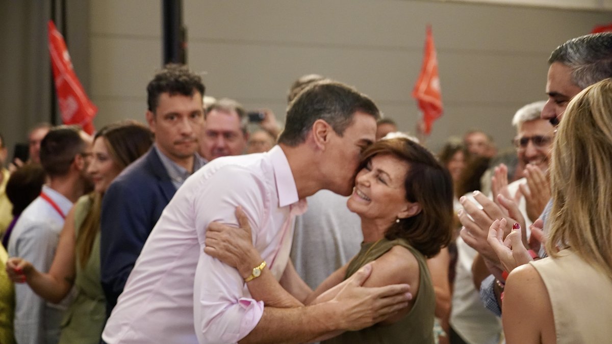 El presidente del Gobierno, Pedro Sánchez, saluda a la presidenta del Consejo de Estado y ex ministra, Carmen Calvo durante un acto en 2023.