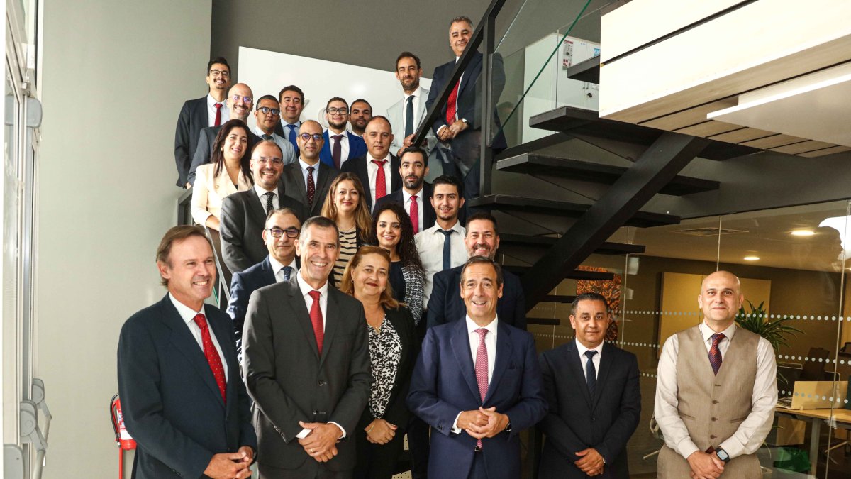 Gonzalo Gortázar, durante su visita a la oficina de CaixaBank en Casablanca.