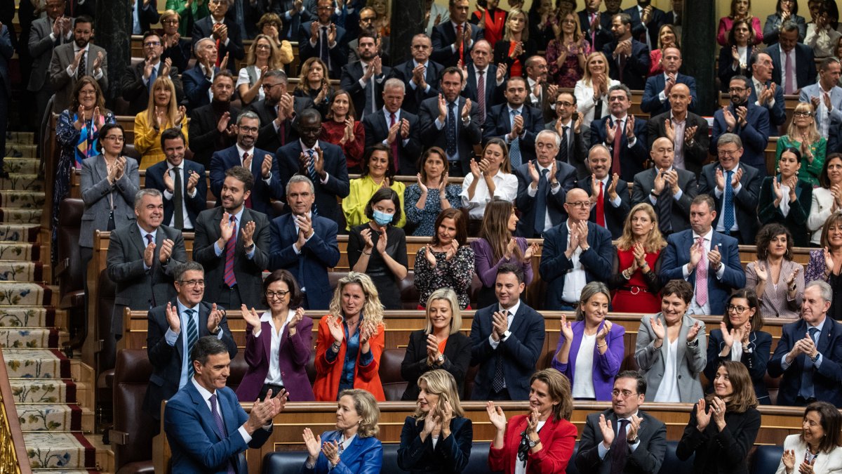 Pedro Sánchez recibe los aplausos de su bancada durante la segunda sesión del debate de su investidura.