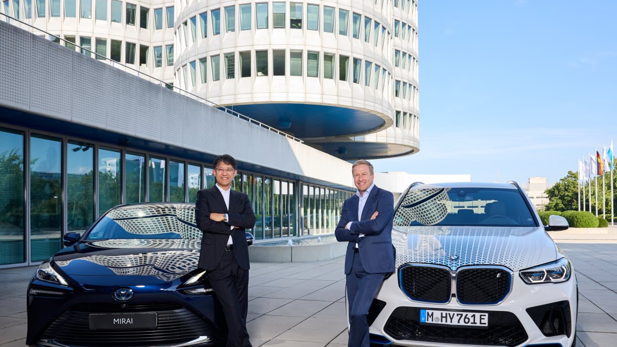 BMW y Totoya colaboran en coches de hidrógeno. Oliver Zipse y Koji Sato