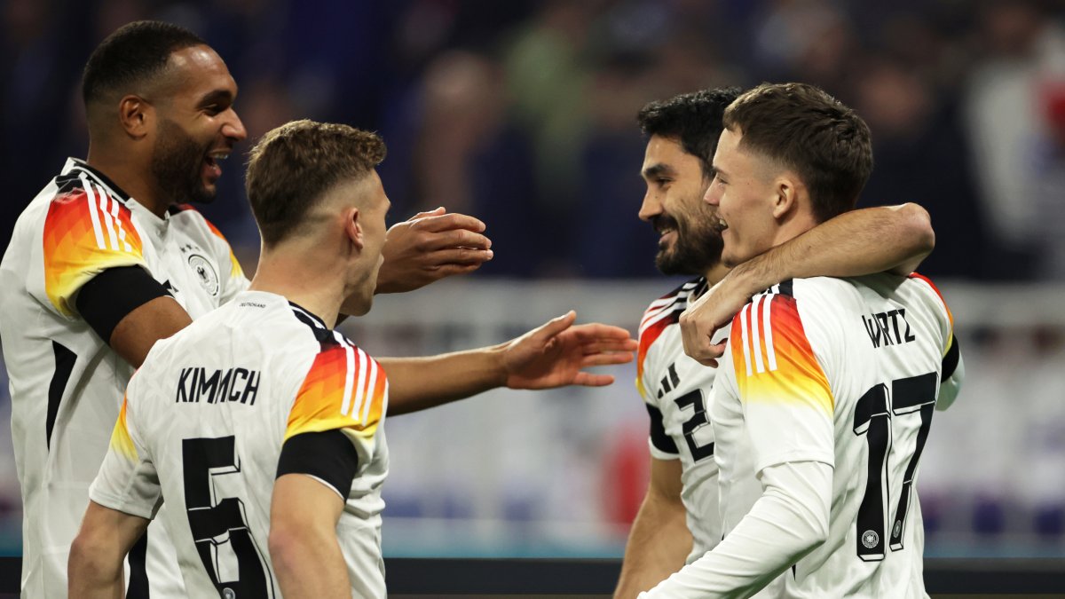 Tah y Kimmich celebran un gol con Alemania.