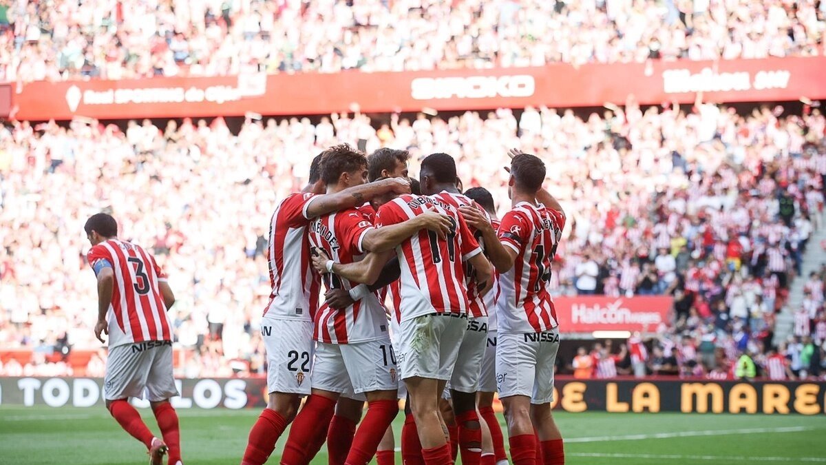 Los jugadores del Sporting celebran un gol en el derbi.