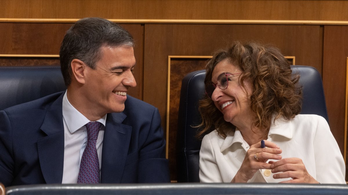 Archivo - El presidente del Gobierno, Pedro Sánchez y la vicepresidenta primera y ministra de Hacienda, María Jesús Montero, durante una sesión plenaria, en el Congreso de los Diputados. 