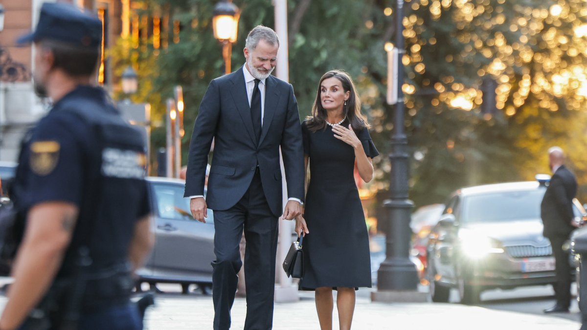 Felipe VI y la Reina Letizia legan al funeral de Juan Gomez Acebo.