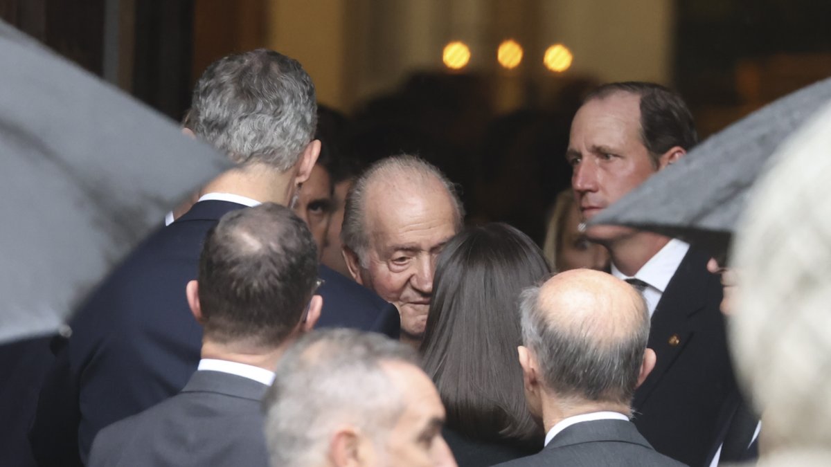 Juan Carlos I, Felipe VI y Letizia Ortiz en el funeral de Fernando Gomez Acebo en Madrid, el pasado abril.