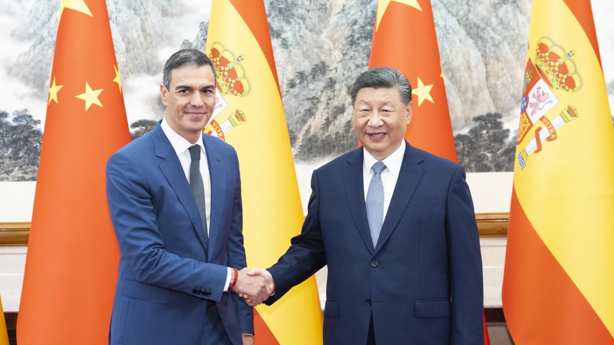 Pedro Sánchez, junto al presidente Xi Jinping en su visita a China.