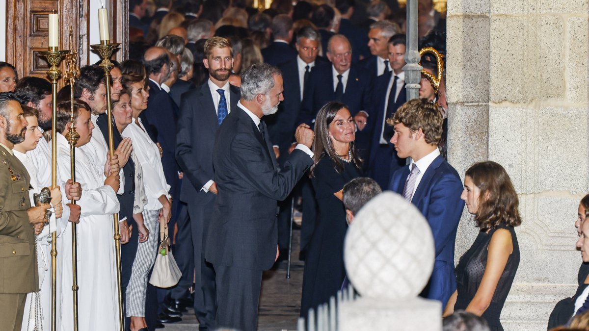 Felipe VI y Letizia, con otros familiares durante el funeral de Juan Gomez Acebo.