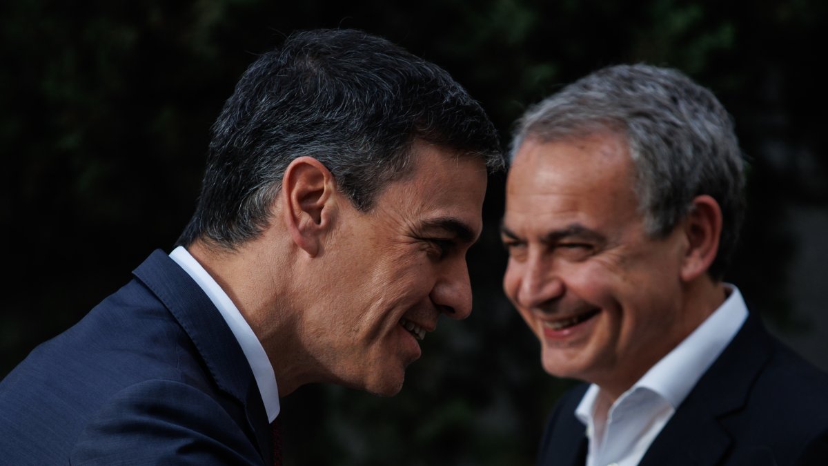 El presidente del Gobierno, Pedro Sánchez, junto al expresidente José Luis Rodríguez Zapatero.