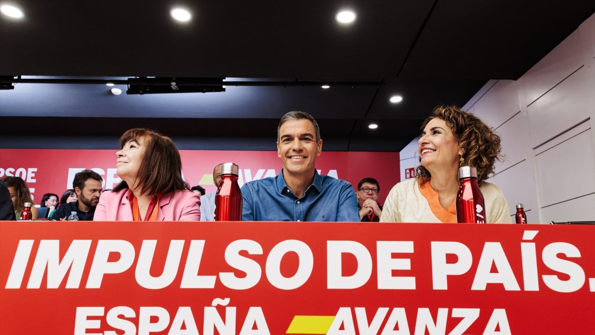 La presidenta del PSOE, Cristina Narbona, el presidente del Gobierno, Pedro Sánchez, y la vicepresidenta primera del Gobierno y ministra de Hacienda, María Jesús Montero.