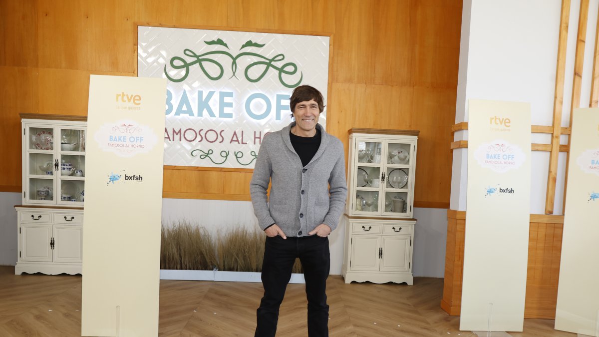 Julio Salinas, durante la presentación del programa de televisión 'Bake off, famosos al horno', de TVE.