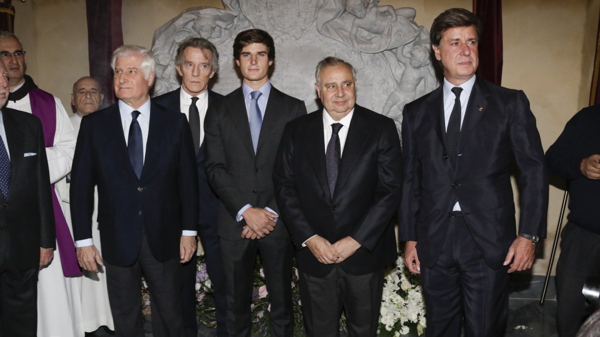 El Duque de Alba Carlos Fitz James Stuart, Alfonso Díez, Carlos Fitz James Stuart Solís , Fernando y Cayetano Martínez de Irujo durante el 3 Aniversario de la muerte de la Duquesa de Alba en la Iglesia de Los Gitanos en Sevilla.
20/11/2017