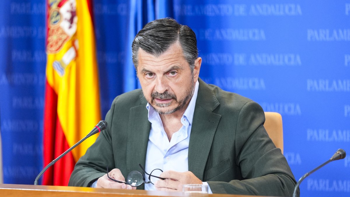 El portavoz del Grupo Parlamentario Popular, Toni Martín, durante la ronda de ruedas de prensa en el Parlamento de Andalucía.