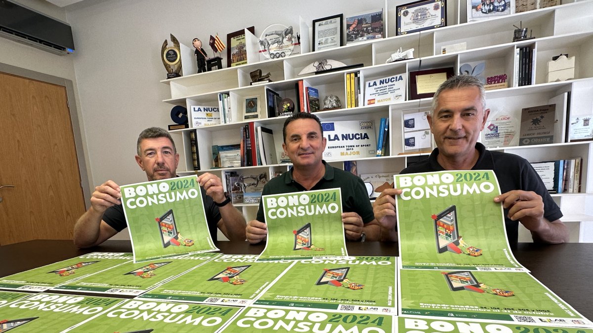 Juan A. Montiel, pte. AECNU, Cristóbal Llorens, concejal de Comercio y Bernabé Cano, alcalde de La Nucía