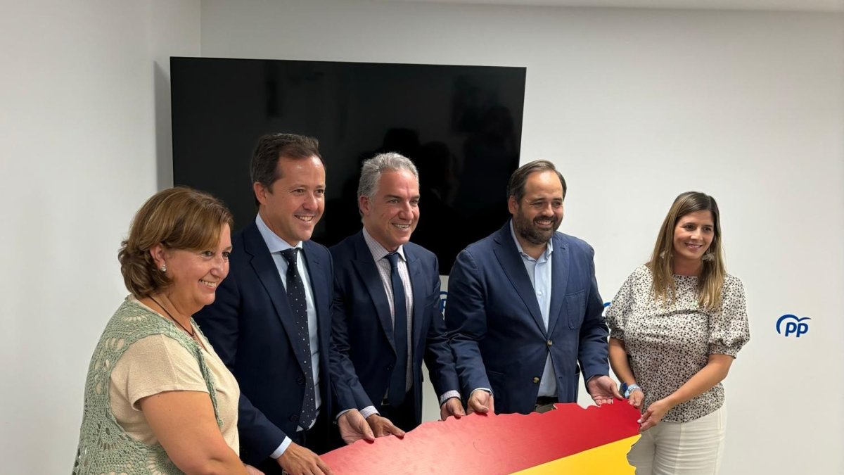 El vicesecretario de Coordinación Autonómica del PP. Elías Bendodo, interviene junto al presidente del PP de Castilla-La Mancha, Paco Núñez, en la presentación de la moción sobre igualdad en la financiación que va a proponer el PP e.