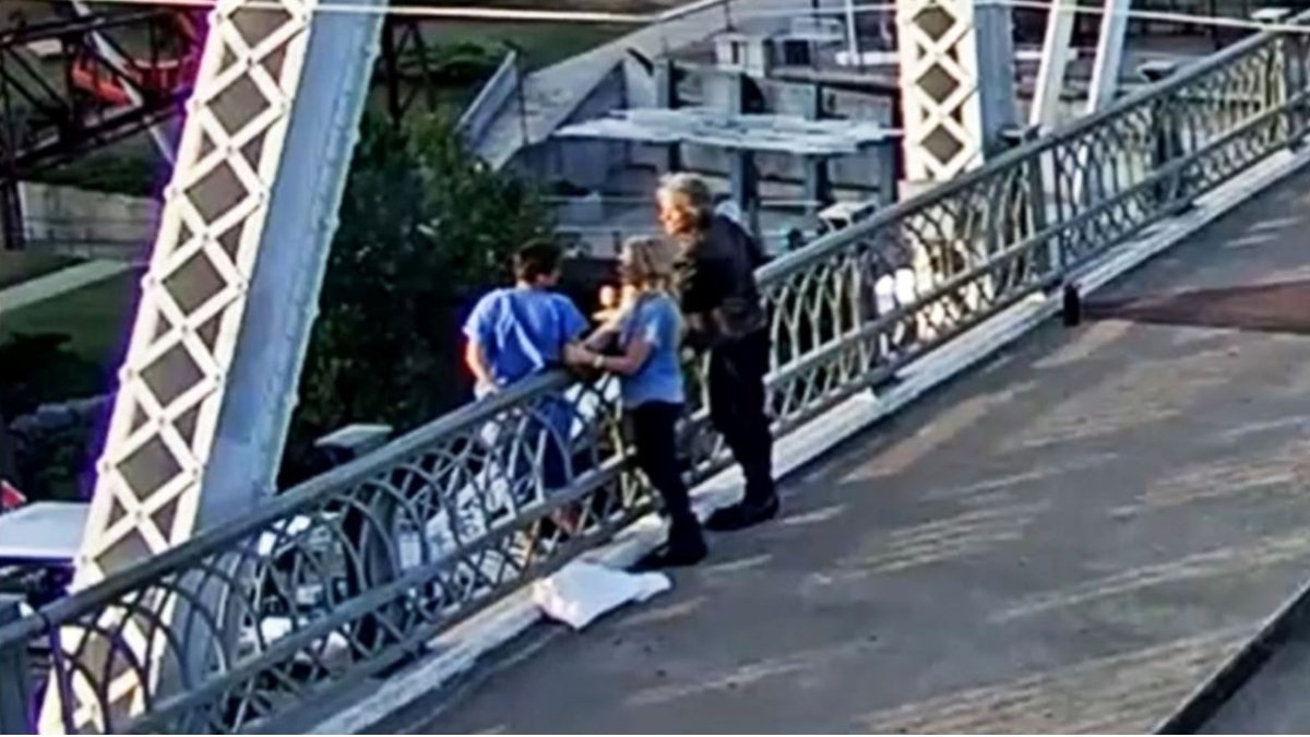 Bon Jovi, ayudando a una mujer en un puente de Nasville