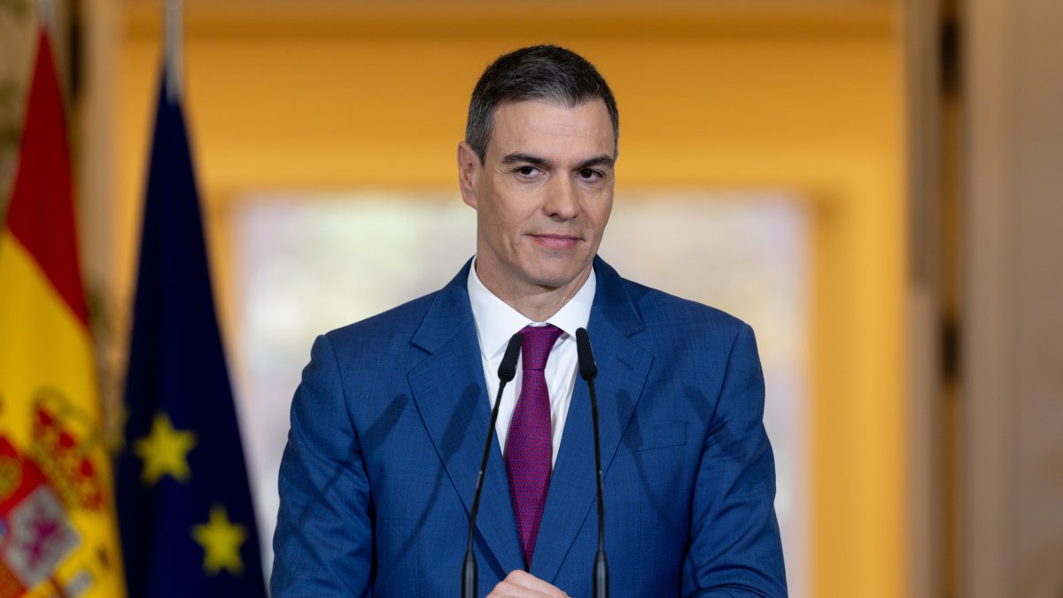 (Foto de ARCHIVO)
El presidente del Gobierno, Pedro Sánchez, comparece para explicar el decreto que prorroga el escudo social tras una rueda de prensa posterior a la reunión del Consejo de Ministros, en el Palacio de la Moncloa, a 27 de diciembre de 2023, en Madrid (España). El Consejo de Ministros ha aprobado hoy la prórroga parcial del 'escudo social' para combatir los efectos de la inflación, la crisis energética y la guerra de Ucrania, y mantendrá las medidas referentes al ámbito laboral, la imposibilidad de suspender los suministros básicos, la ampliación de los descuentos correspondientes al bono social eléctrico o la suspensión de los desahucios, según han trasladado fuentes de Sumar. Además, se aprobará el transporte público gratis para jóvenes y desempleados y se prorrogarán hasta junio las rebajas del IVA a alimentos. El nuevo paquete aprobado hoy en el último Consejo de Ministros del año será el octavo impulsado por el Ejecutivo para seguir respondiendo al impacto de la guerra en Ucrania y el incremento de precios, una movilización de recursos que, hasta ahora, asciende a unos 47.000 millones de euros.

Eduardo Parra / Europa Press
27 DICIEMBRE 2023;COMPLEJO DE LA MONCLOA;PEDRO SÁNCHEZ;ESCUDO SOCIAL;GOBIERNO;TRANSPORTE PÚBLICO GRATIS JÓVENES
27/12/2023