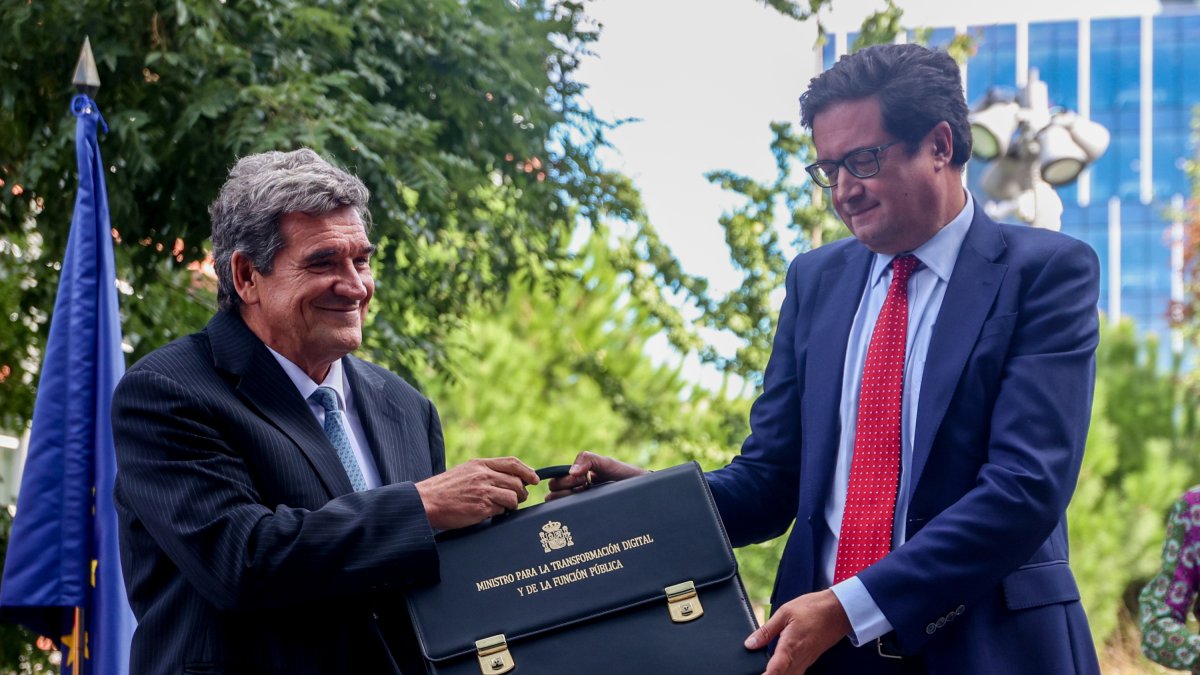 El ministro para la Transformación Digital y de la Función Pública, Óscar López, recibe su cartera de manos del ministro saliente, José Luis Escrivá.