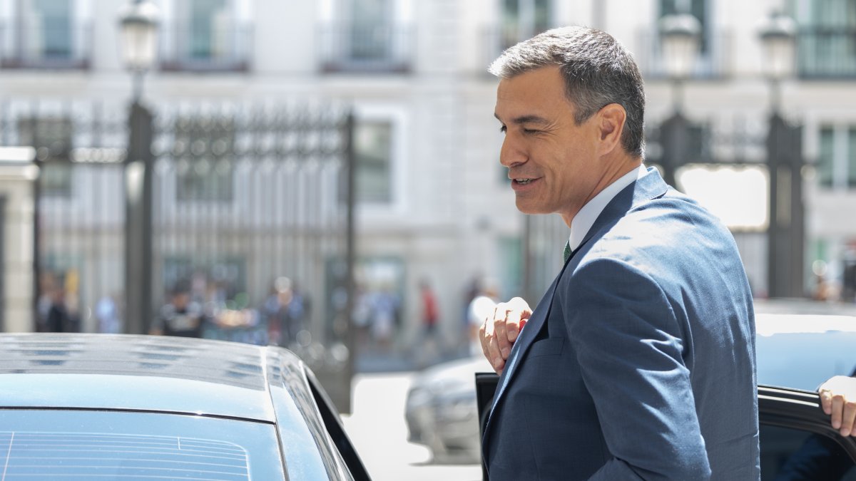 El presidente del Gobierno, Pedro Sánchez, a su salida de una sesión extraordinaria en el Congreso de los Diputados.