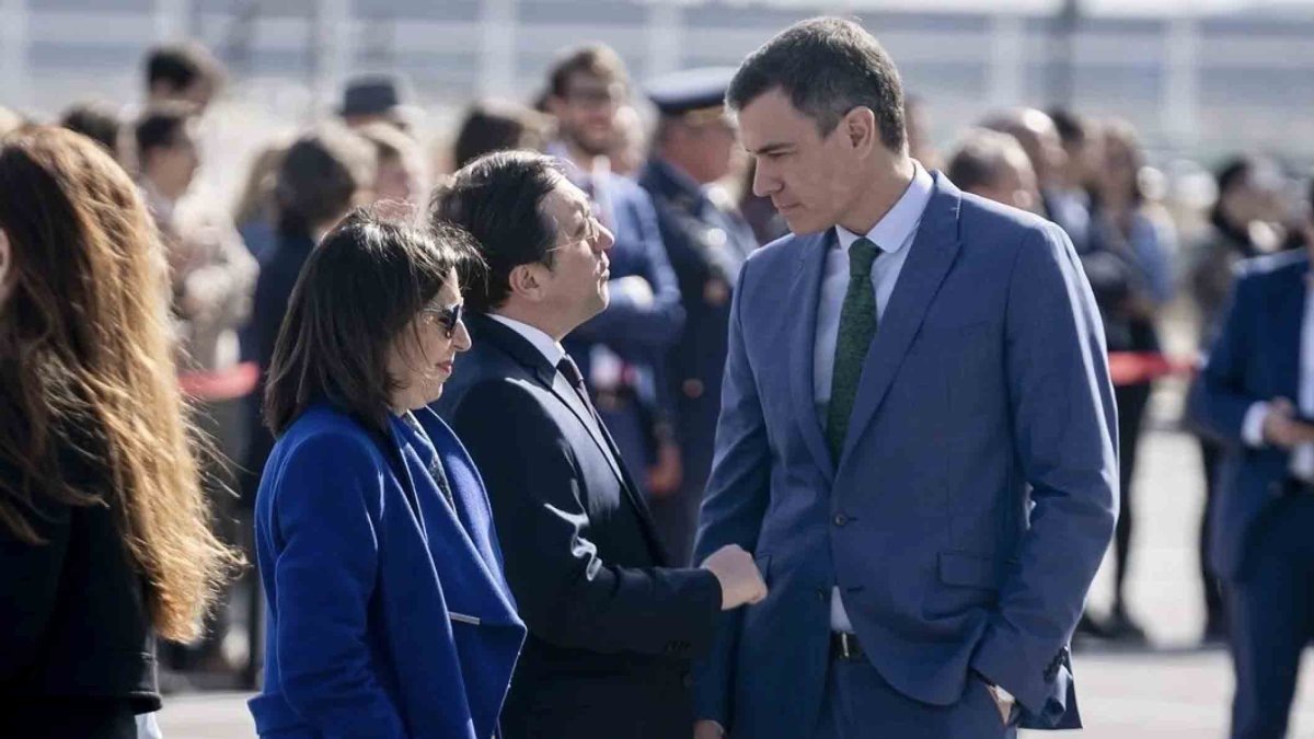 Pedro Sánchez con Albares y Margarita Robles