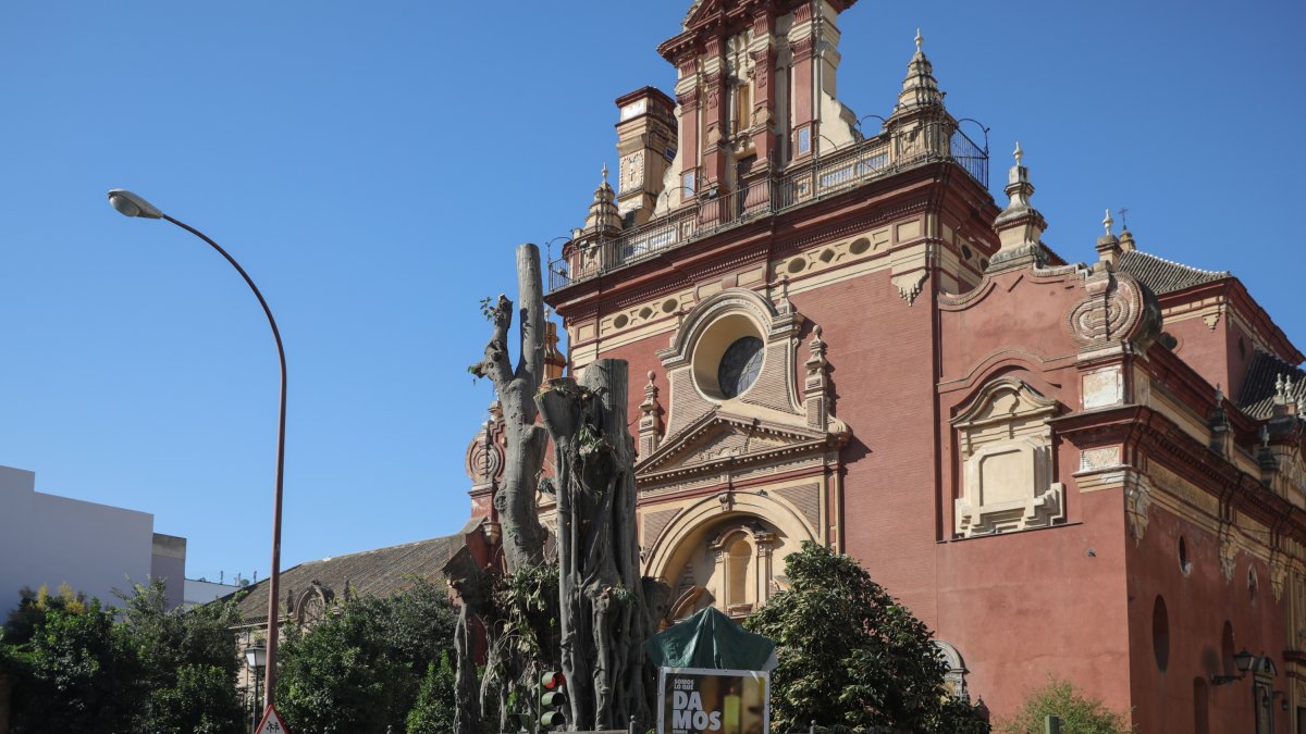 Fachada de la Parroquia de San Jacinto con el ficus desarbolado.