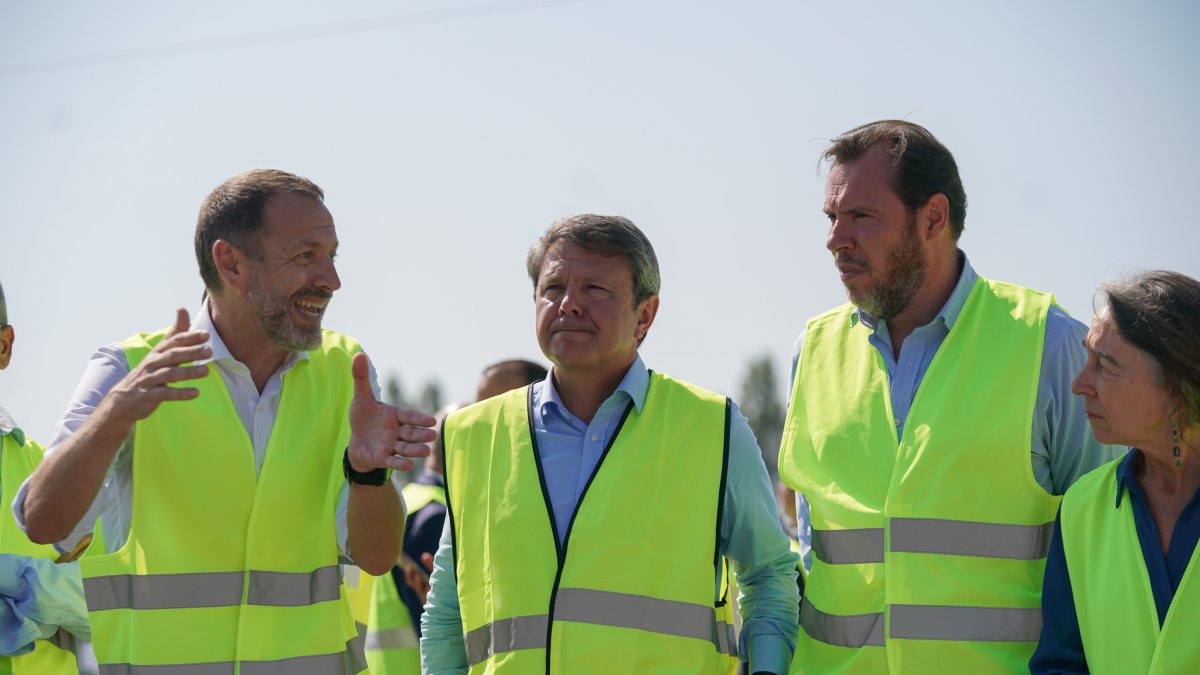 (Foto de ARCHIVO)
El presidente de ADIF, Ángel Contreras, charla con el ministro de Transportes y Movilidad Sostenible, Óscar Puente.