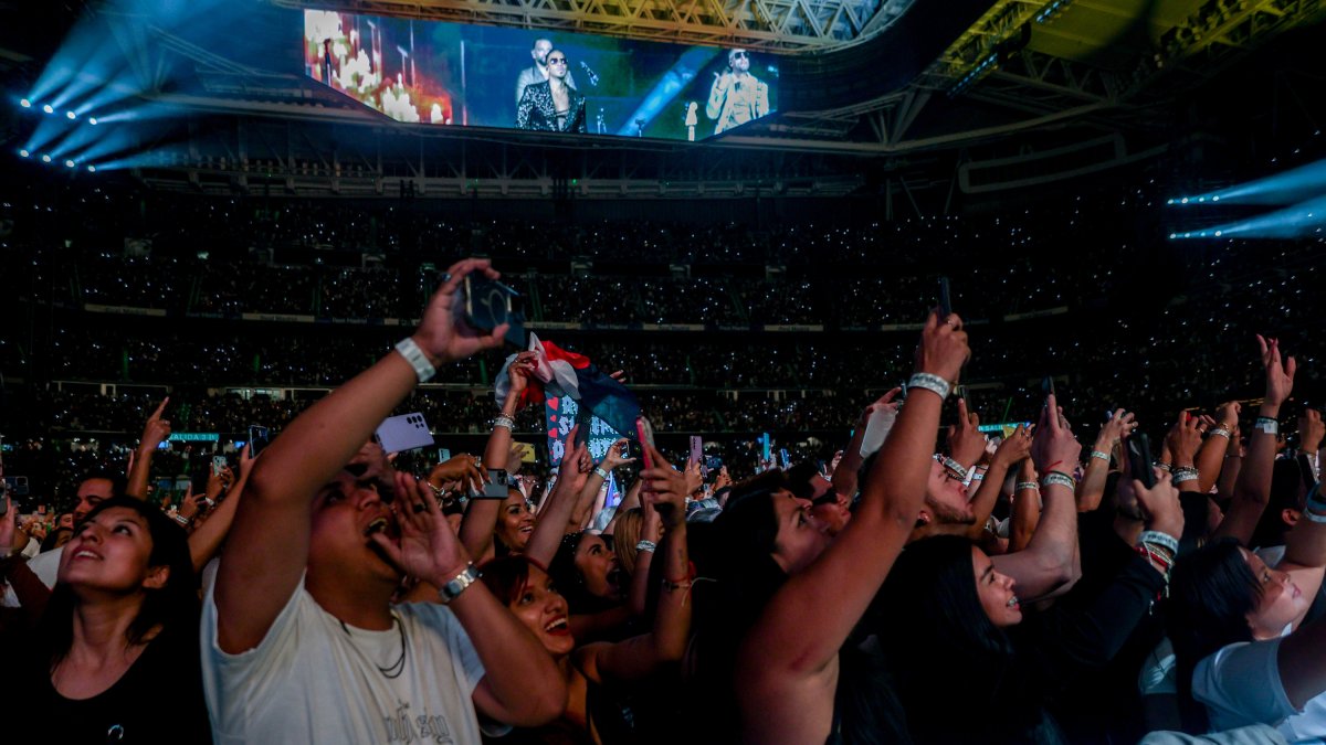 Ambiente en el último concierto en el estadio Santiago Bernabéu del grupo Aventura, con Romeo Santos.