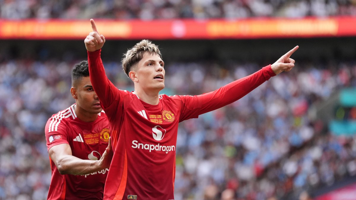 Alejandro Garnacho celebra un gol con el Manchester United.