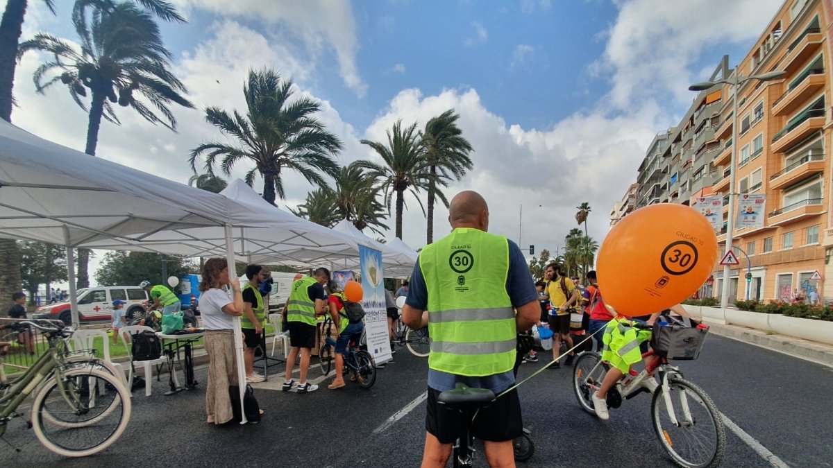 Ciclovía litoral de Alicante

REMITIDA / HANDOUT por AYUNTAMIENTO ALICANTE
Fotografía remitida a medios de comunicación exclusivamente para ilustrar la noticia a la que hace referencia la imagen, y citando la procedencia de la imagen en la firma
06/9/2024