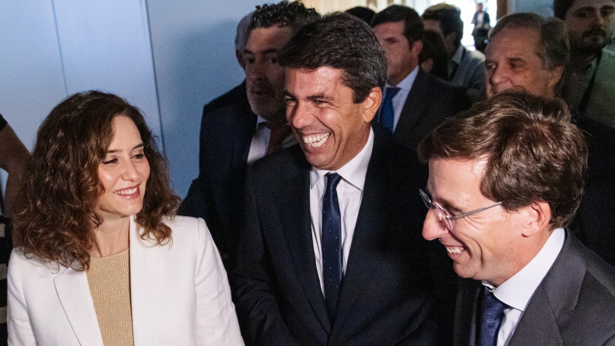 La presidenta de la Comunidad de Madrid, Isabel Díaz Ayuso, el president de la Generalitat, Carlos Mazón, y el alcalde de Madrid, José Luis Martínez Almeida.