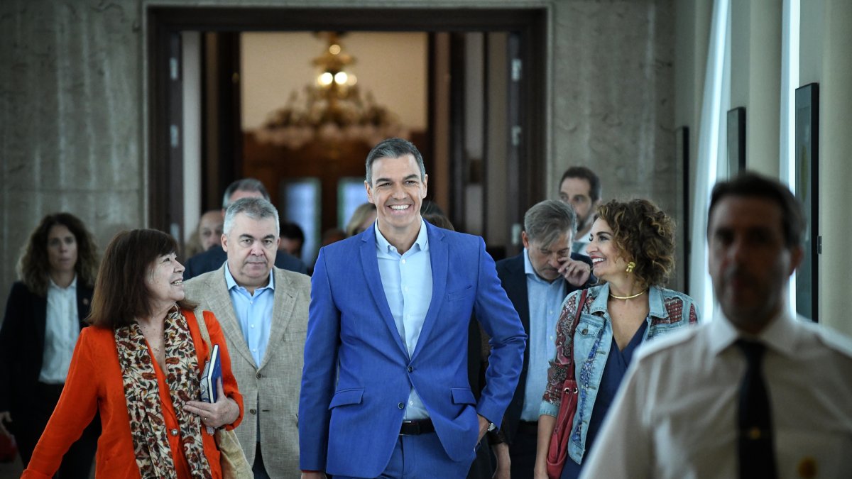 Pedro Sánchez llega al Congreso rodeado de dirigentes del PSOE