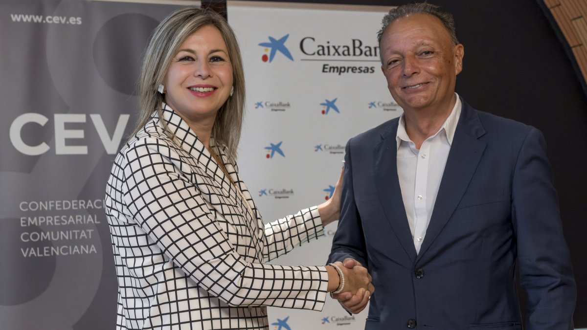 Olga García, directora territorial de Caixa Bank en la Comunitat Valenciana, y Salvador Navarro, presidente de la CEV