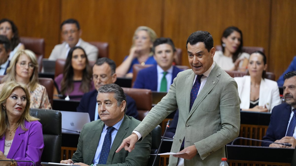 El presidente de Andalucía, Juanma Moreno, interviene en una jornada del Pleno del Parlamento andaluz.