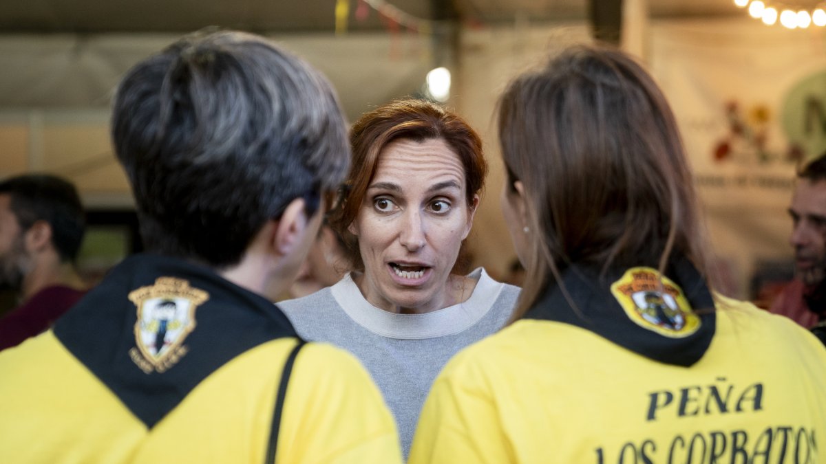 La ministra de Sanidad, Mónica García, visita la caseta de Más Madrid en las fiestas de Móstoles