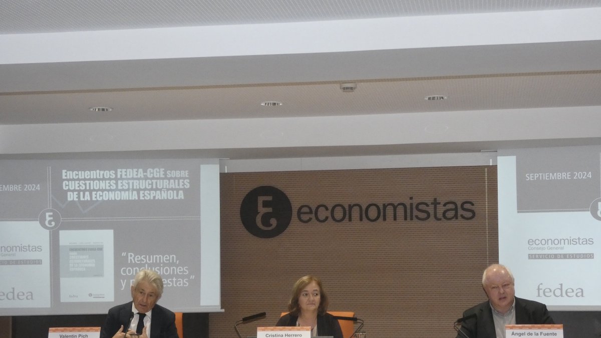 (de izquierda a derecha): el presidente del Consejo General de Economistas, Valentín Pich,  el director de Fedea, Ángel de la Fuente y la presidenta de la AIReF, Cristina Herrero.

REMITIDA / HANDOUT por CONSEJO GENERAL DE ECONOMISTAS
Fotografía remitida a medios de comunicación exclusivamente para ilustrar la noticia a la que hace referencia la imagen, y citando la procedencia de la imagen en la firma
17/9/2024