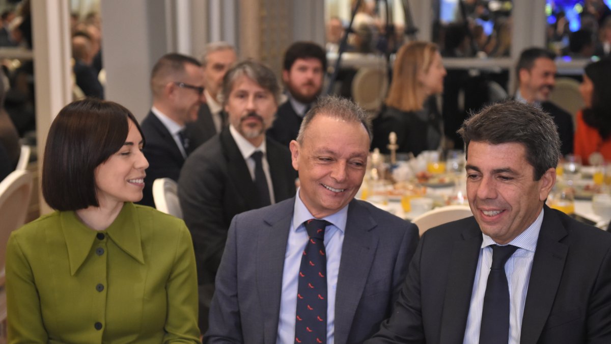 La ministra de Ciencia, Innovación y Universidades, Diana Morant; el presidente de la Confederación Empresarial de la Comunitat Valenciana (CEV), Salvador Navarro y el presidente de la Comunidad Valenciana, Carlos Mazón