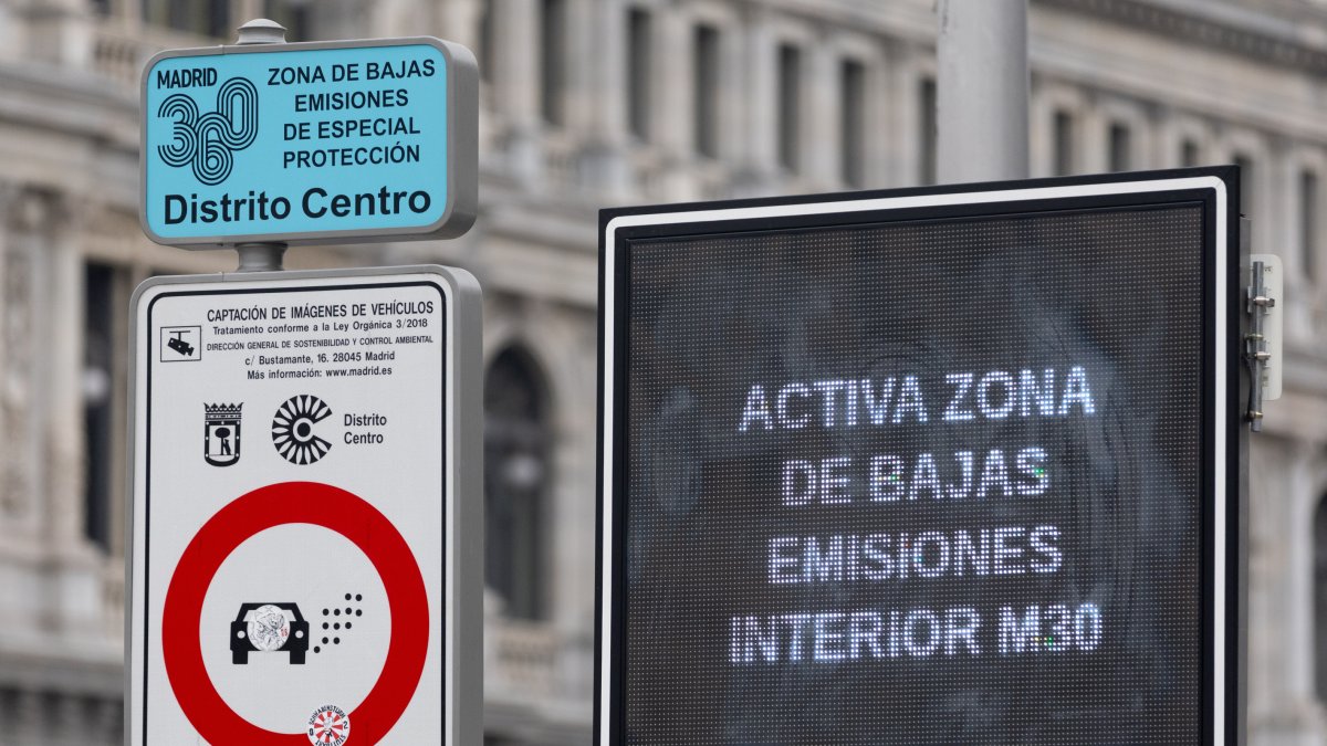 Una señalización de Zona de Bajas Emisiones de especial protección en el Distrito Centro.