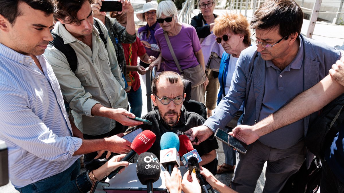 El exdiputado de Podemos Pablo Echenique atiende a los medios a su llegada a declarar a los juzgados de Plaza de Castilla.