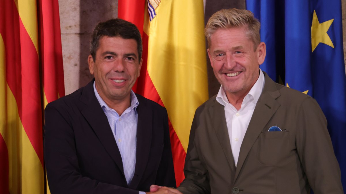 El 'president' de la Generalitat, Carlos Mazón, y el el CEO de Seat y Cupra, Wayne Griffiths, en una reunión en el Palau.