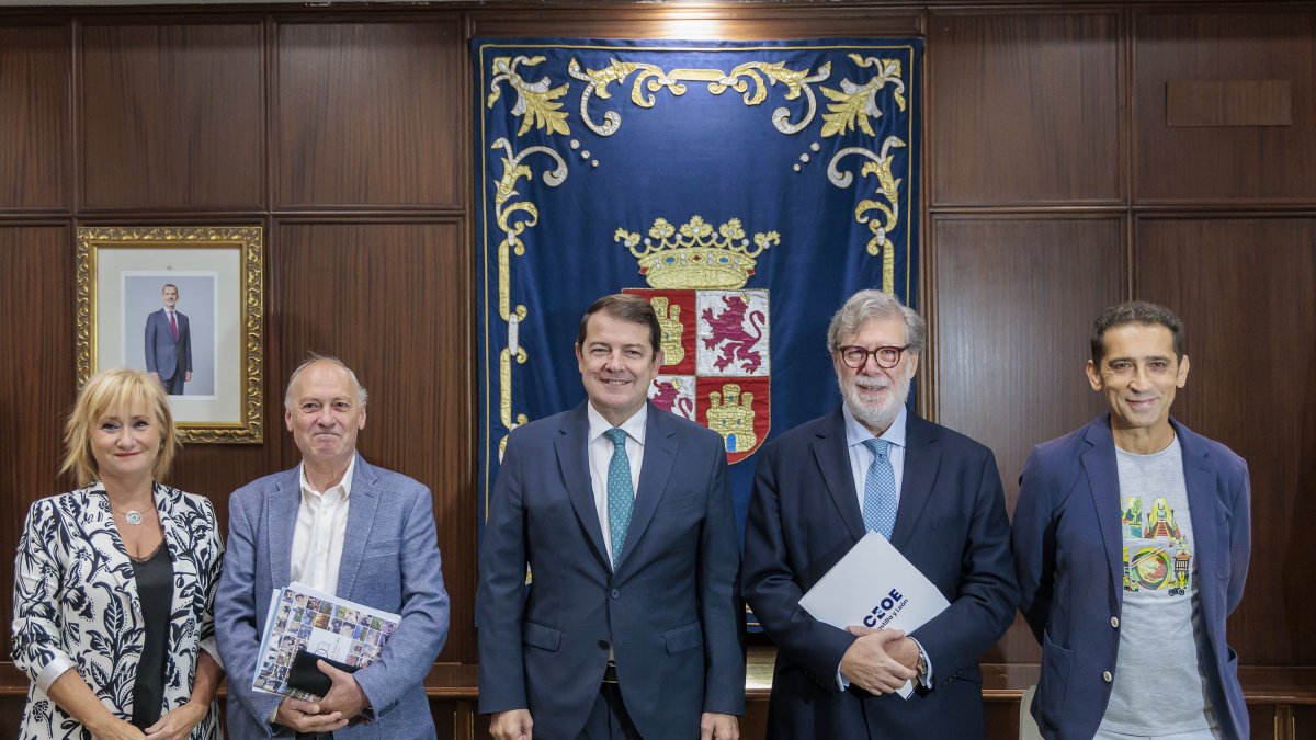 El presidente de la Junta de Castilla y León, Alfonso Fernández Mañueco, junto los máximos responsables de las organizaciones empresariales y sindicales.