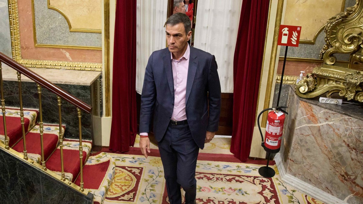 Pedro Sánchez a su salida de una sesión en el Congreso